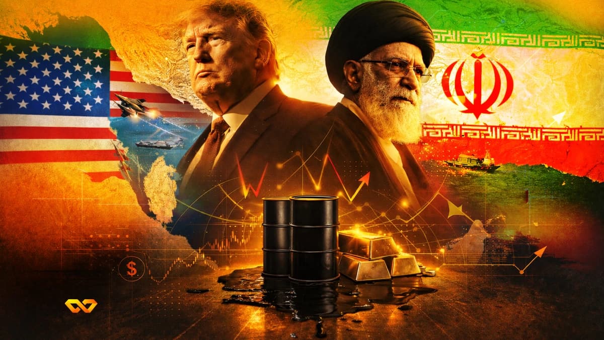 دونالد ترامب وعلي خامنئي يواجهان بعضهما البعض فوق خريطة بأعلام أمريكية وإيرانية، وأصول عسكرية، وبراميل نفط، وسبائك ذهب، وسط رسوم بيانية مالية.